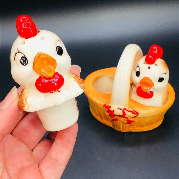Vintage 70s Kitsch Chicken in Basket Salt Pepper Shaker Set Anthropomorphic - Picture 9 of 14